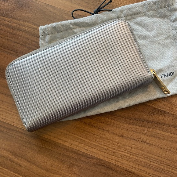 Fendi wallet, silver metallic leather with gold hardware - Picture 8 of 11